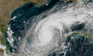 Bão Milton lại mạnh lên cấp cao nhất