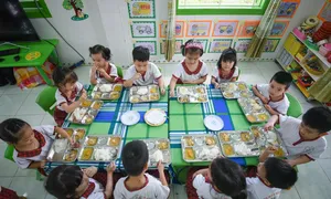 Ba gánh nặng dinh dưỡng đè nặng trẻ em Việt