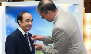 Hiệu trưởng Y Hà Nội nhận huân chương Cành cọ Hàn lâm