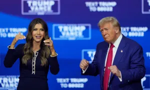 Ông Trump nhún nhảy theo nhạc trong 40 phút tại mít tinh