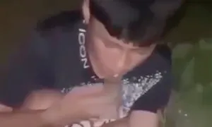 Nam sinh lớp 9 bị bạn ép ăn đất